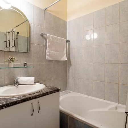 Apartment Celine's 2 Bedrooms In Center Larnaca